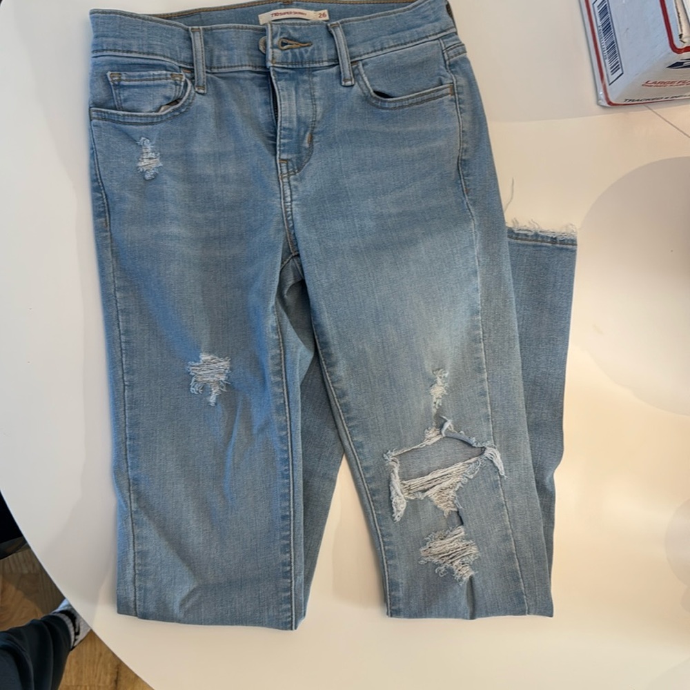 Women’s Levi’s 710
Skinny size 26